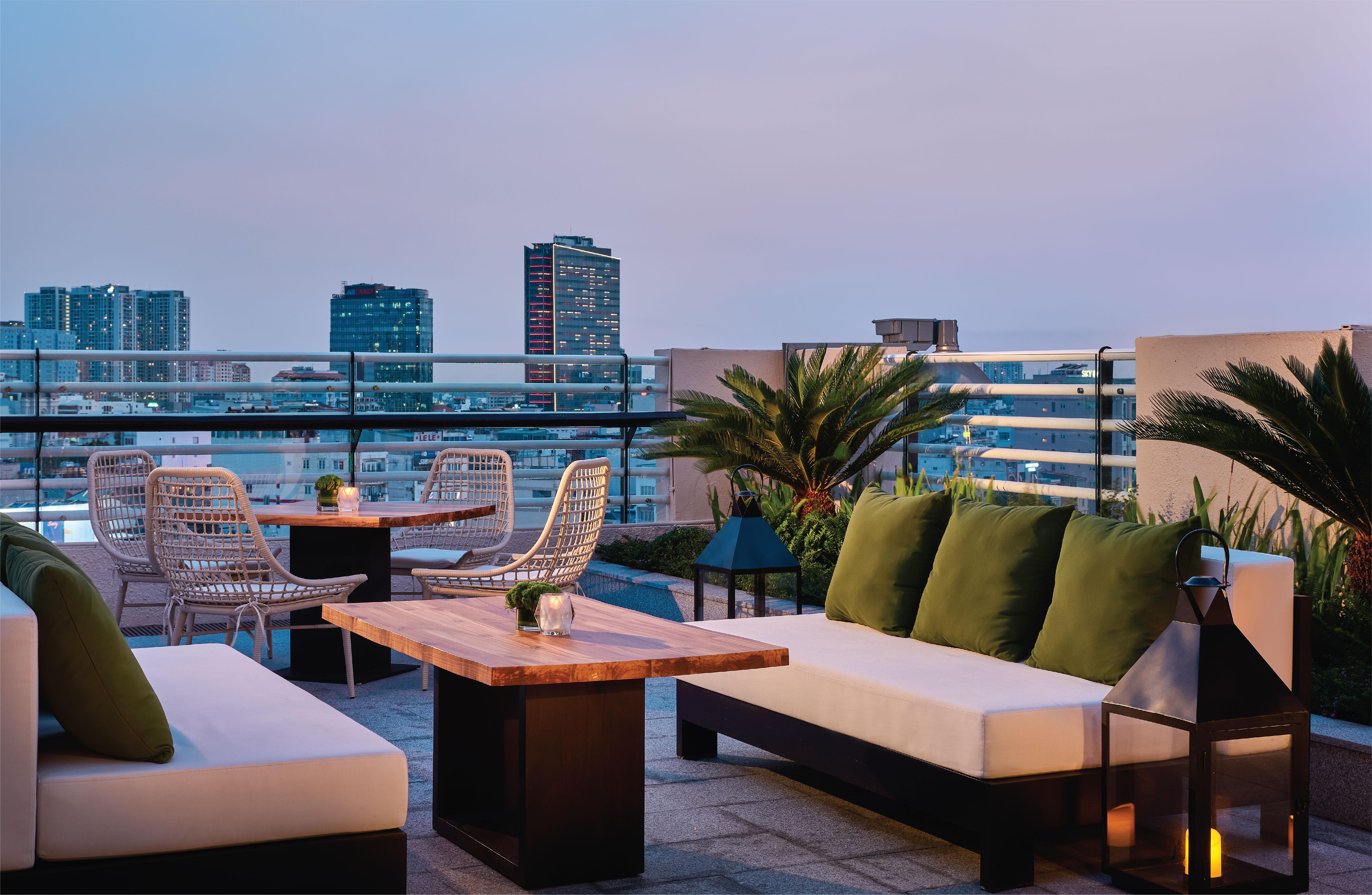 New World Saigon Hotel Хошимин Екстериор снимка The rooftop bar at the hotel