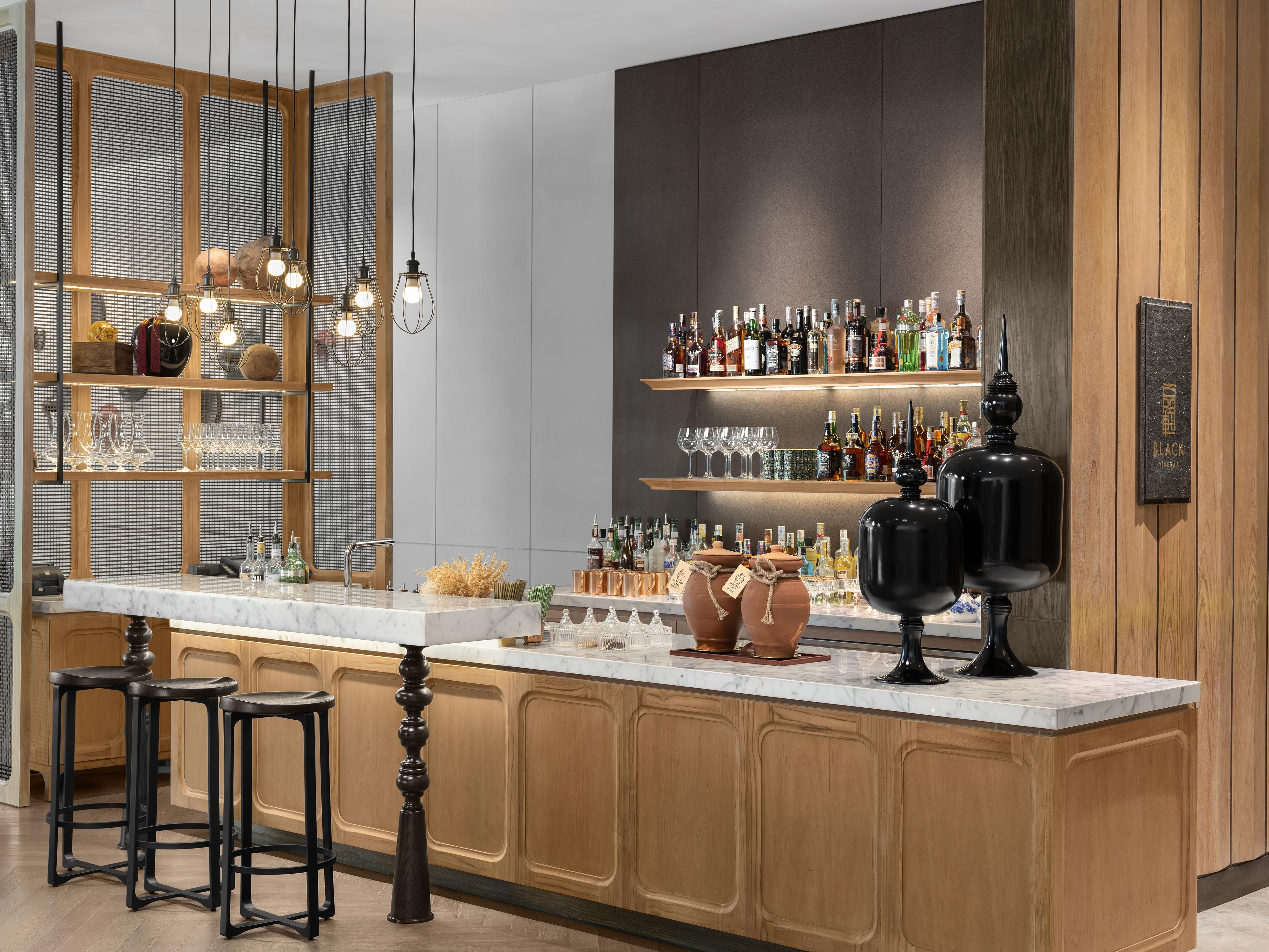 New World Saigon Hotel Хошимин Екстериор снимка The bar at the hotel