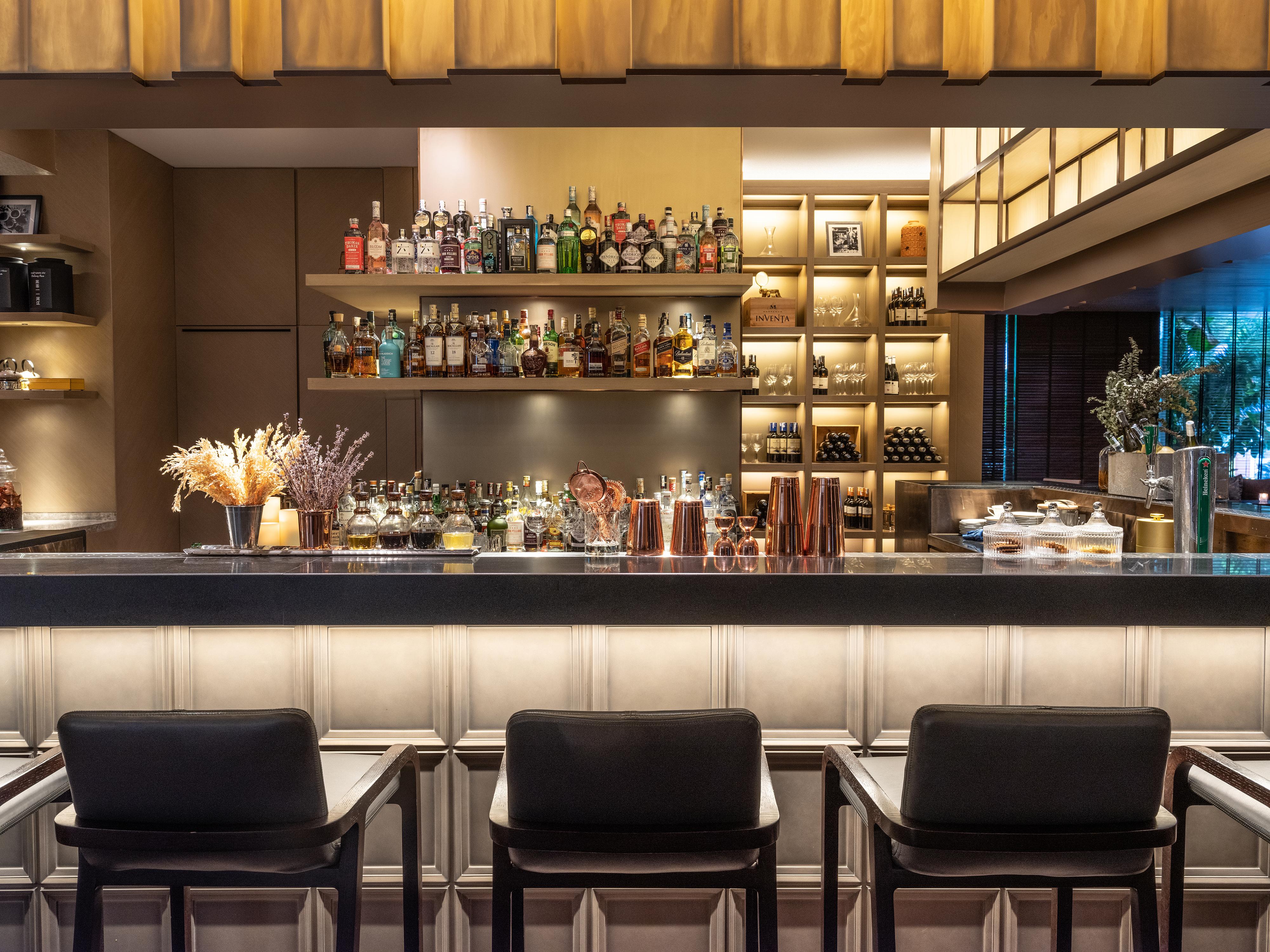 New World Saigon Hotel Хошимин Екстериор снимка The bar at the hotel