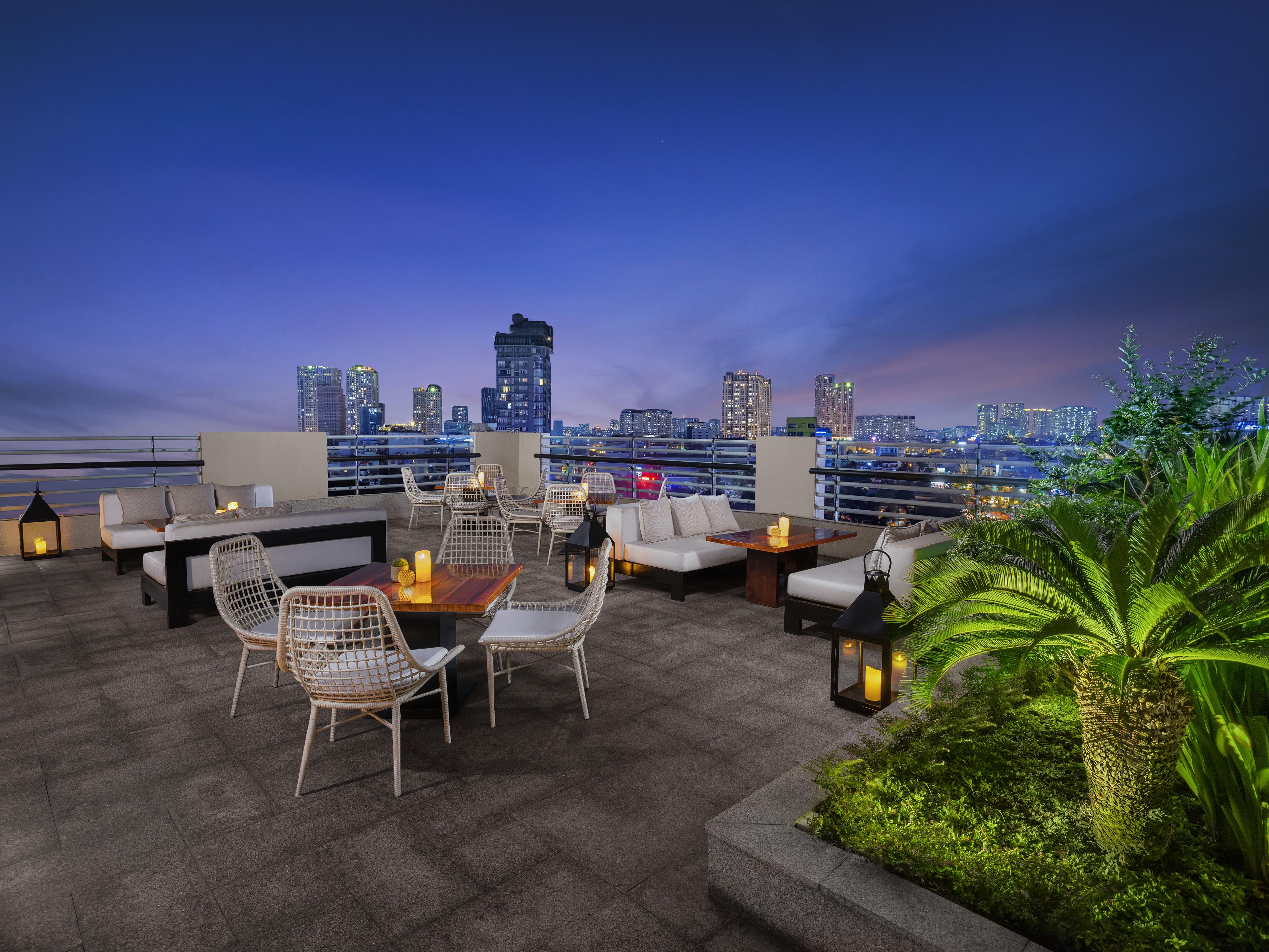 New World Saigon Hotel Хошимин Екстериор снимка The rooftop bar at the W Bangkok