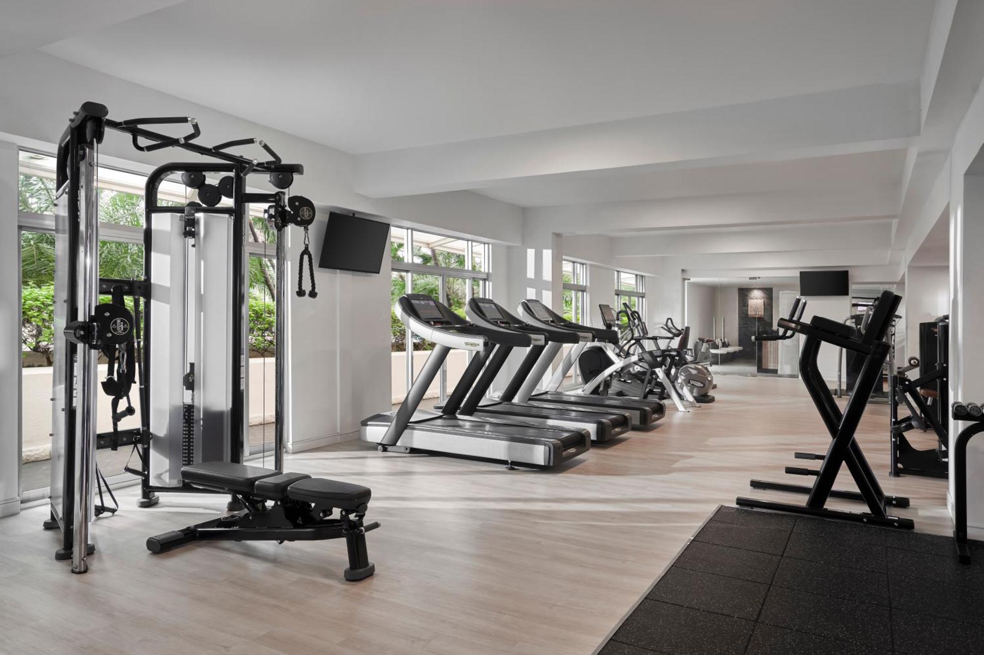 New World Saigon Hotel Хошимин Екстериор снимка The gym at the hotel