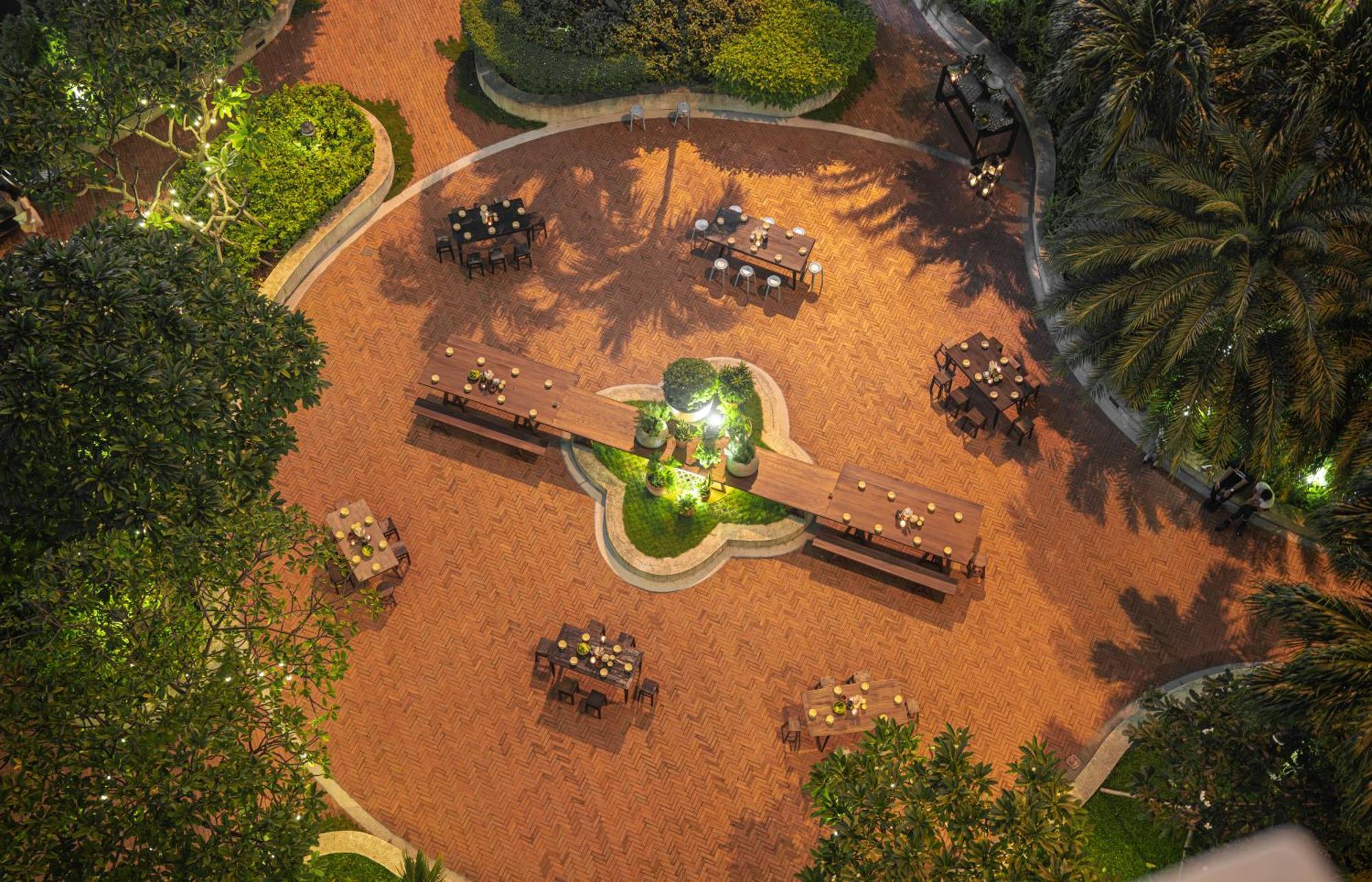 New World Saigon Hotel Хошимин Екстериор снимка The park at the center of the complex